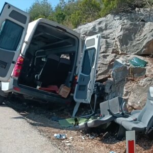 demrede tur minibusu kazasi 17 yarali IzNZfG1g