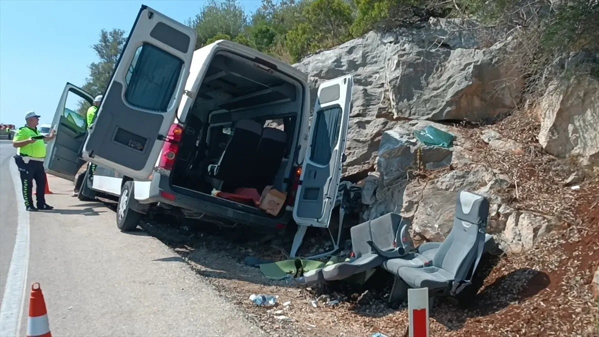 demrede tur minibusu kazasi 17 yarali IzNZfG1g