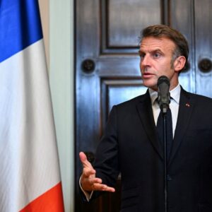 macron imzaladi fransada tartismali pestisit yasagi resmilesti A8DIMf3p