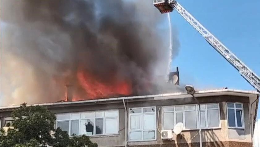 uskudarda 4 katli binanin catisinda yangin APRg4Z8j