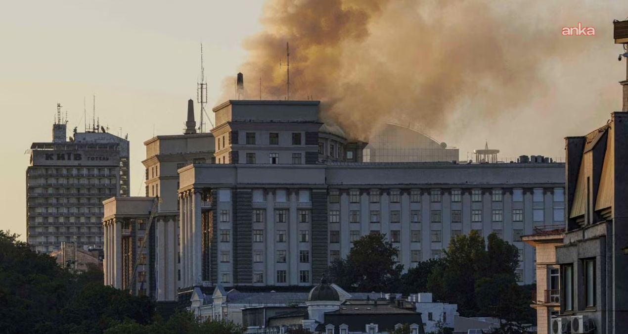 savasta ilk kez oluyor kievde bakanlar kurulu binasi vuruldu EM7rOvDD