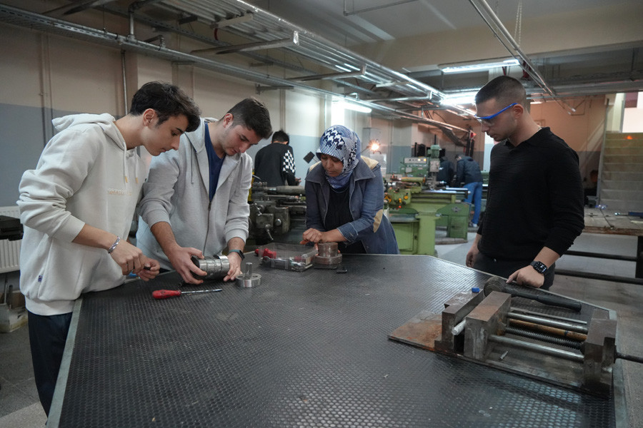 30 erkek ogrenci arasinda 45 yasinda tek kadin DhxQugIt.jpg