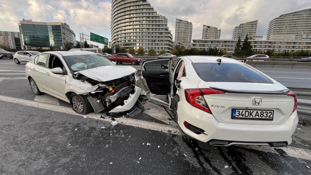 bagcilar tem otoyolunda kaza 4 yarali gfzWDx4x