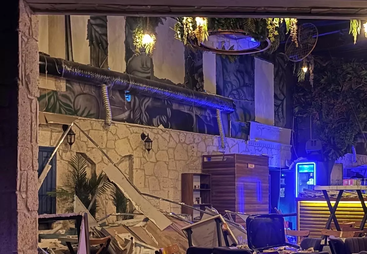 bornovada eglence merkezinde duvar coktu IhdAqHKD.jpg