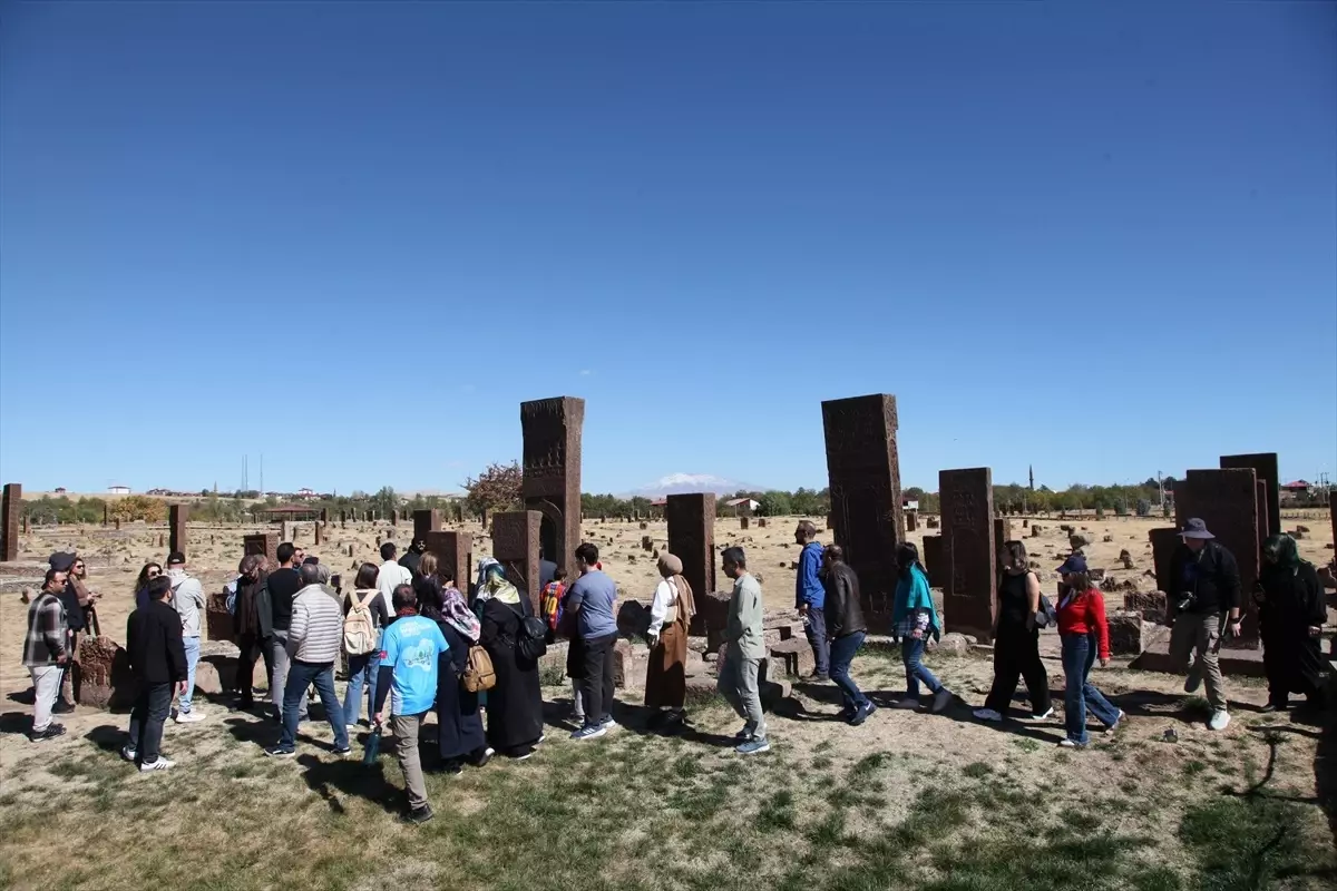 dogaseverler ahlattaki tarihi ve turistik alanlari gezdi aYC7nDBv