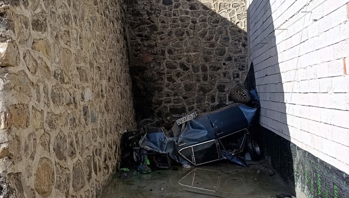 gumushanede otomobil istinat duvarini asip otoparka dustu qqWpSuU5.jpg