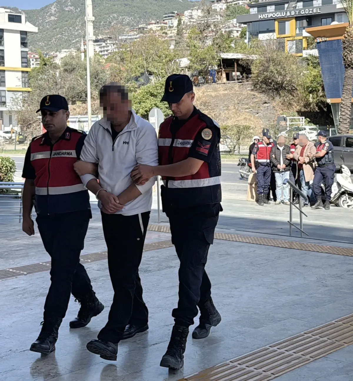 sahte kimlikle arsa satisi 5 tutuklama hygSCgAN.jpg