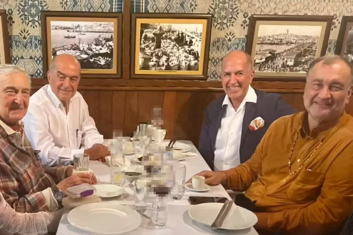 murat ulker ve rahmi kocun mutevazi aksam yemegi masadaki detay dikkatlerden kacmadi IQ2Rx3Ca.jpg