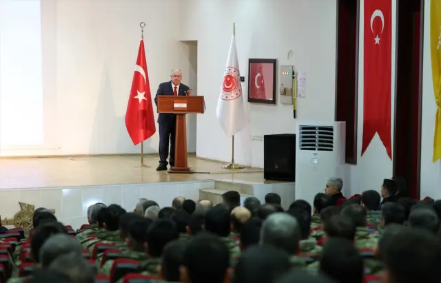 Bakan Güler Askerlerle Birlikte