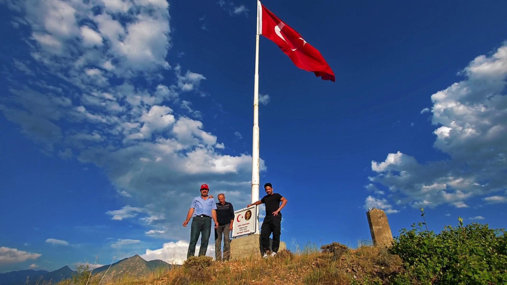 Erzurum’da duygulandıran vefa! Şehit öğretmen Neşe Alten için 1215 rakımlı tepeye dev Türk bayrağı dikildi Img